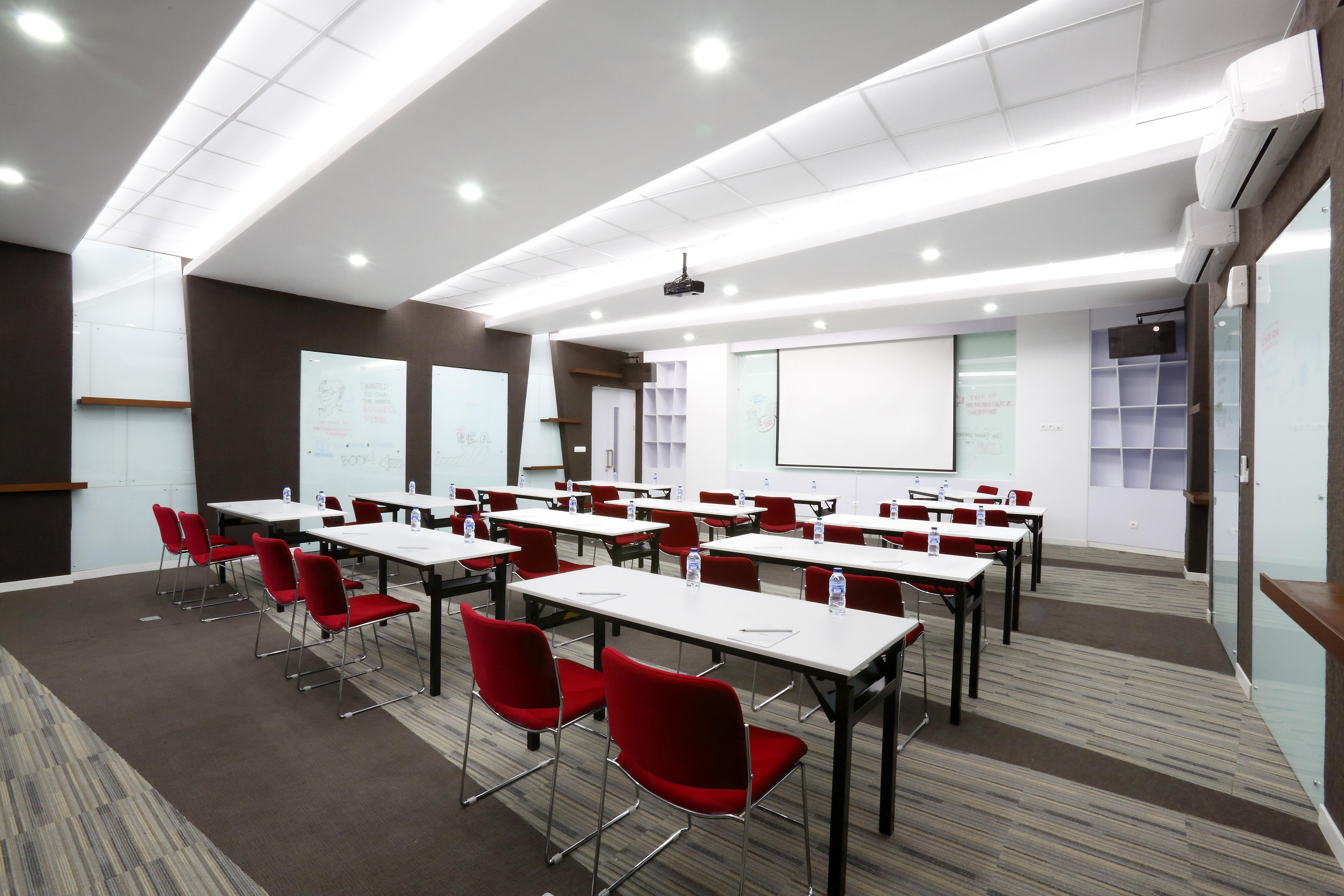 Berry Biz Hotel Seminyak  Bagian luar foto
