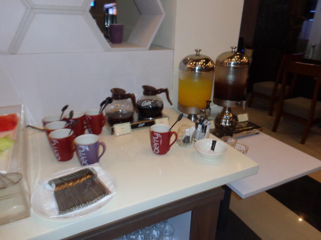 Berry Biz Hotel Seminyak  Bagian luar foto